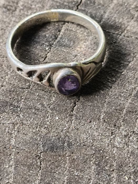 Stary srebrny pierścionek z fioletowym oczkiem . Vintage