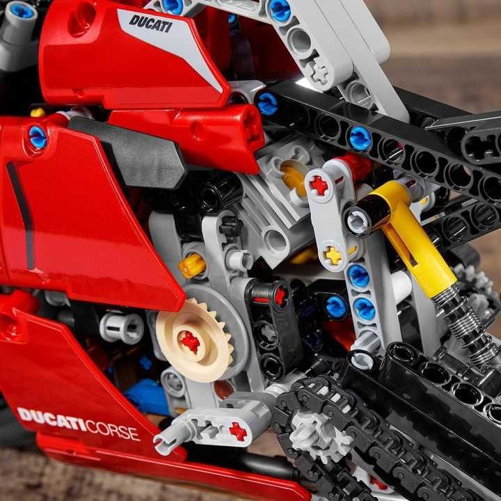 LEGO Technic Ducati Panigale V4 R 42107 czerwony motocykl motor
