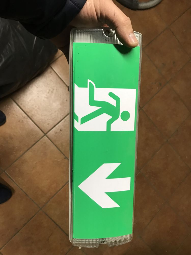 Oprawa oświetlenia awaryjnego i ewakuacyjnego