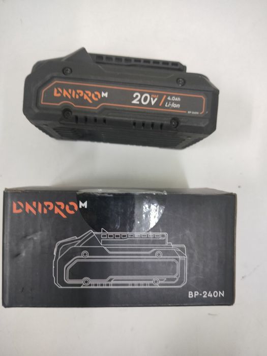 Акумулятор Dnipro-M BP 240 N с зарядним пристроєм.