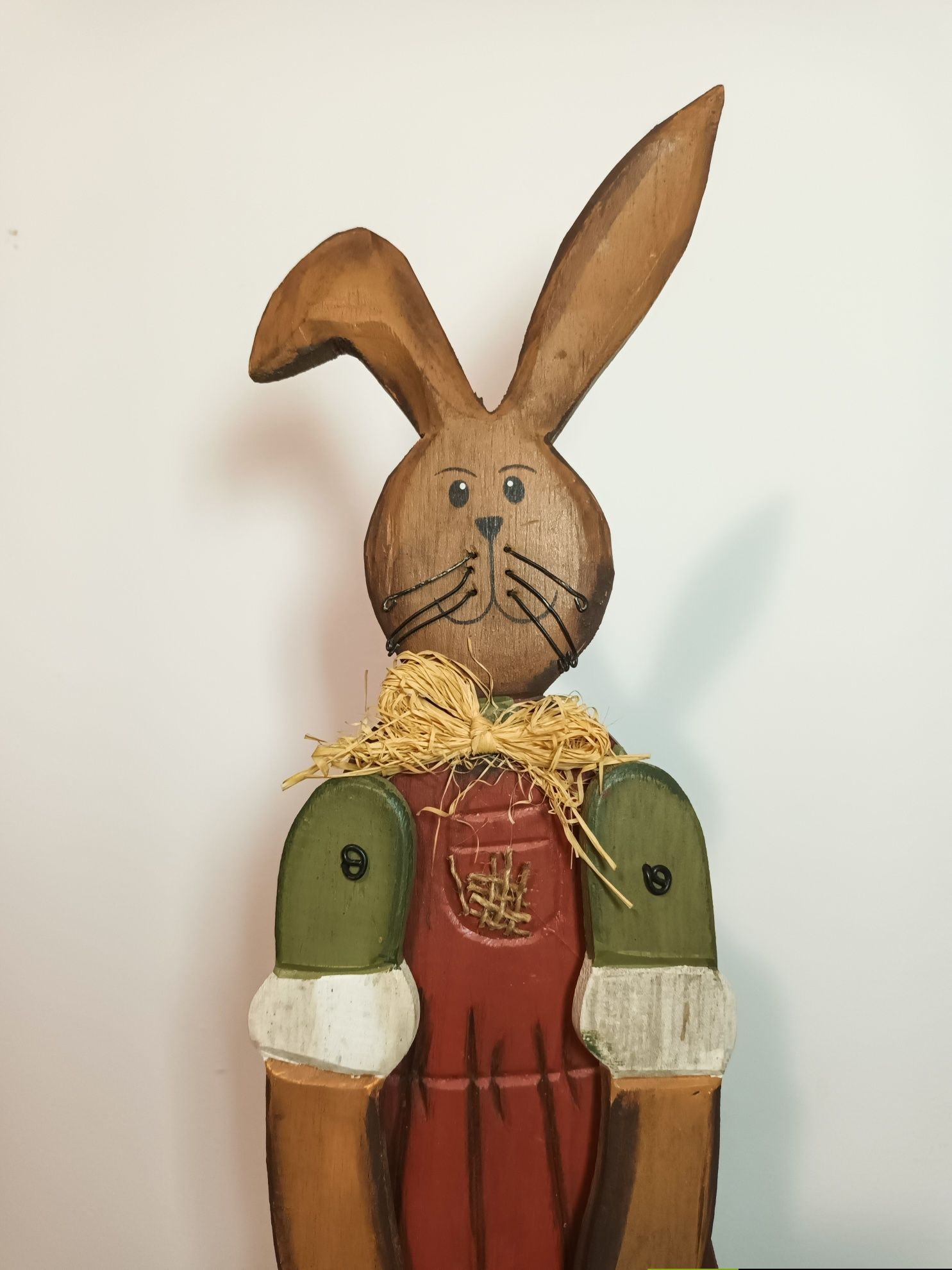 Coelho de madeira decorativo