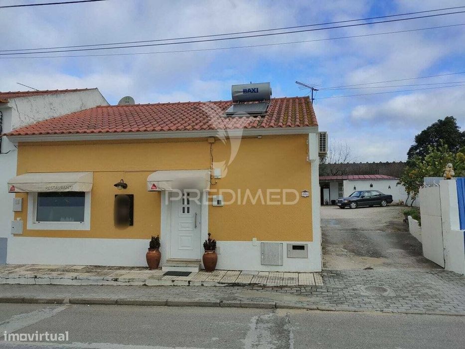 Restaurante em funcionamento - Alcanhões, Santarém