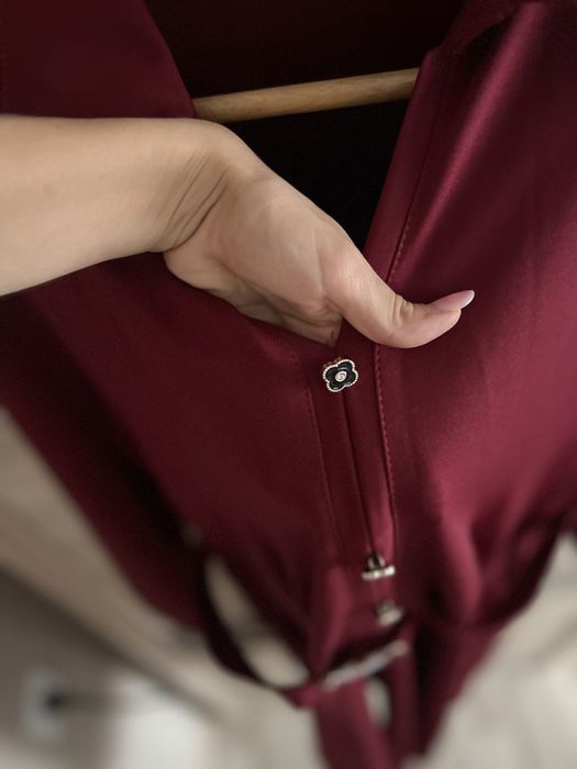 Bordowa sukienka z kołnierzykiem elegancka 5XL