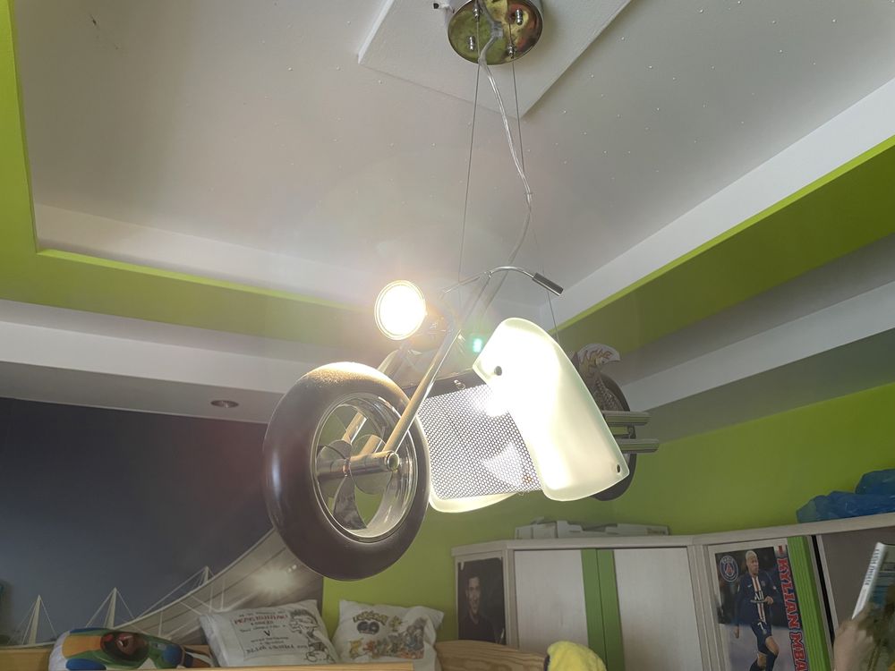 Lampa motor motocykl chopper do pokoju chłopca.
