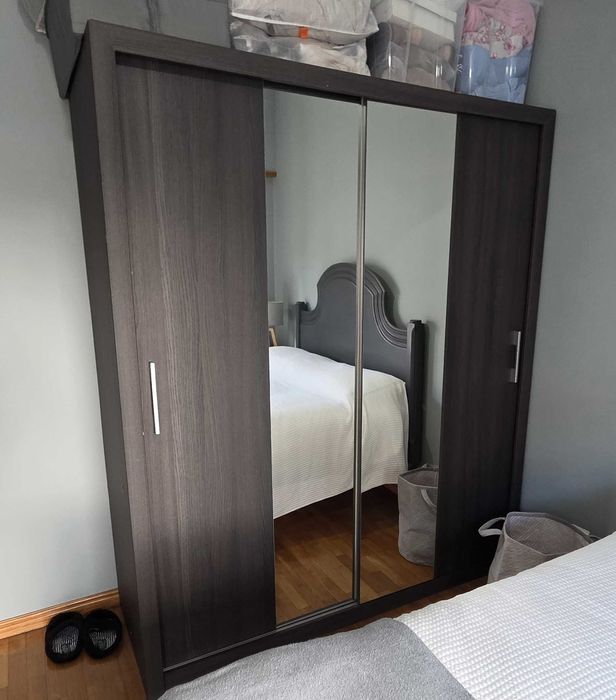 roupeiro castanho com vidro