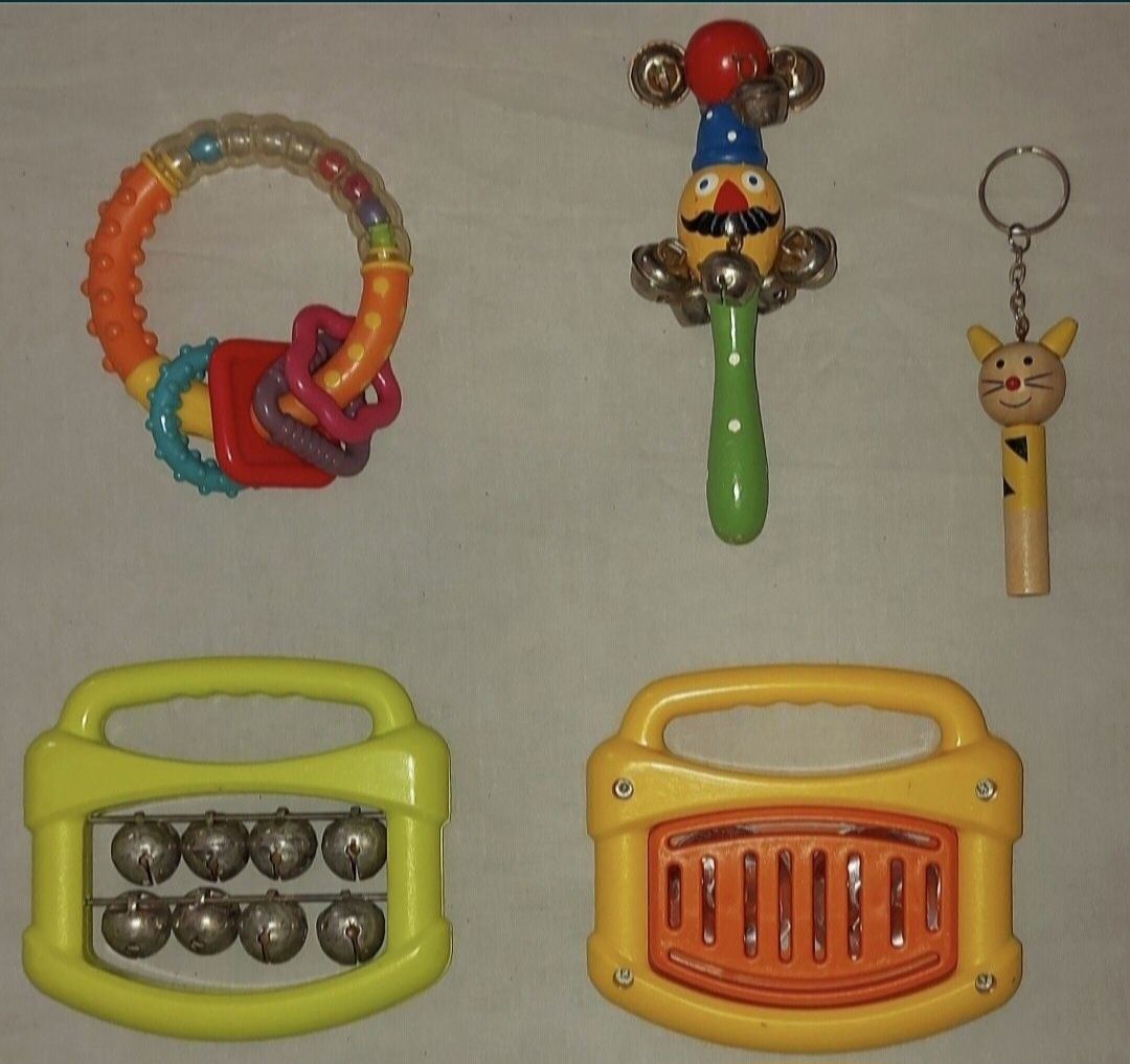 Peluches, televisão musical, caixa musical e/ou jogos musicais...