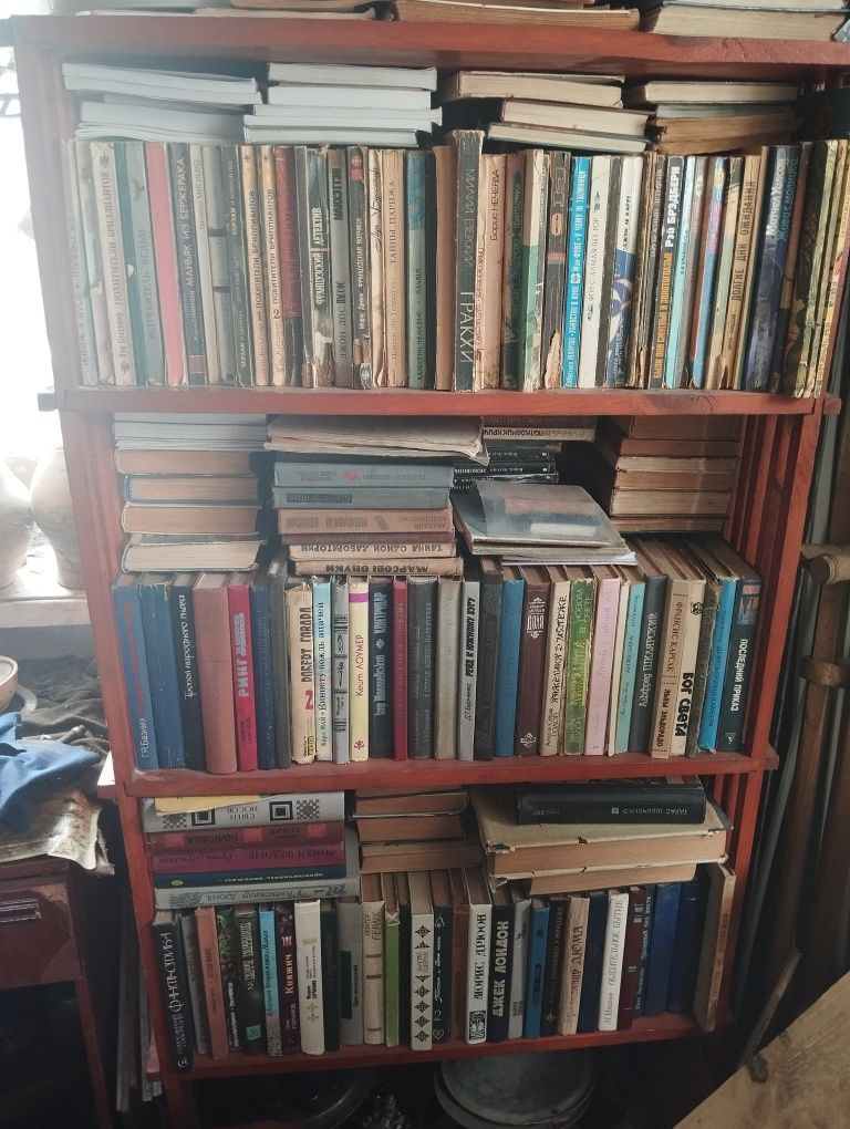 Віддам безоплатно книги та телевізор