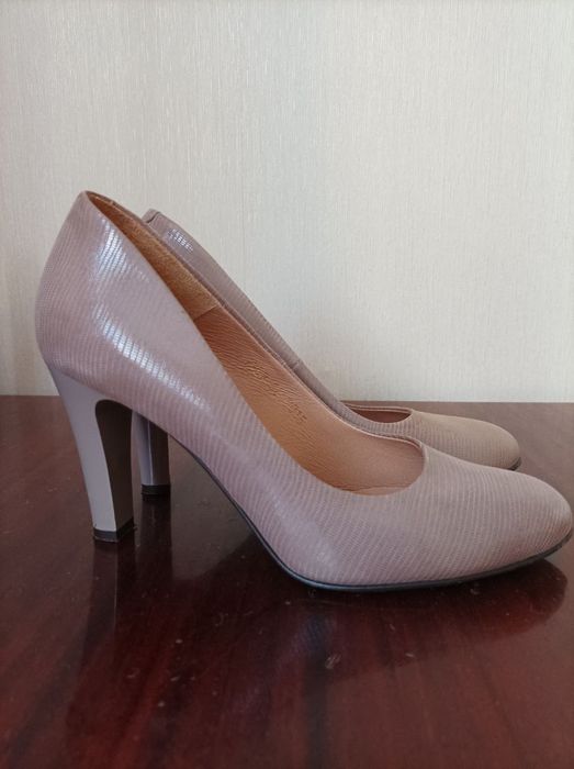 Шкіряні бежеві туфлі