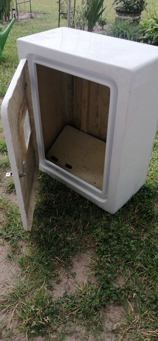 Skrzynka elektryczna z wizjerem na podlicznik albo na budowę