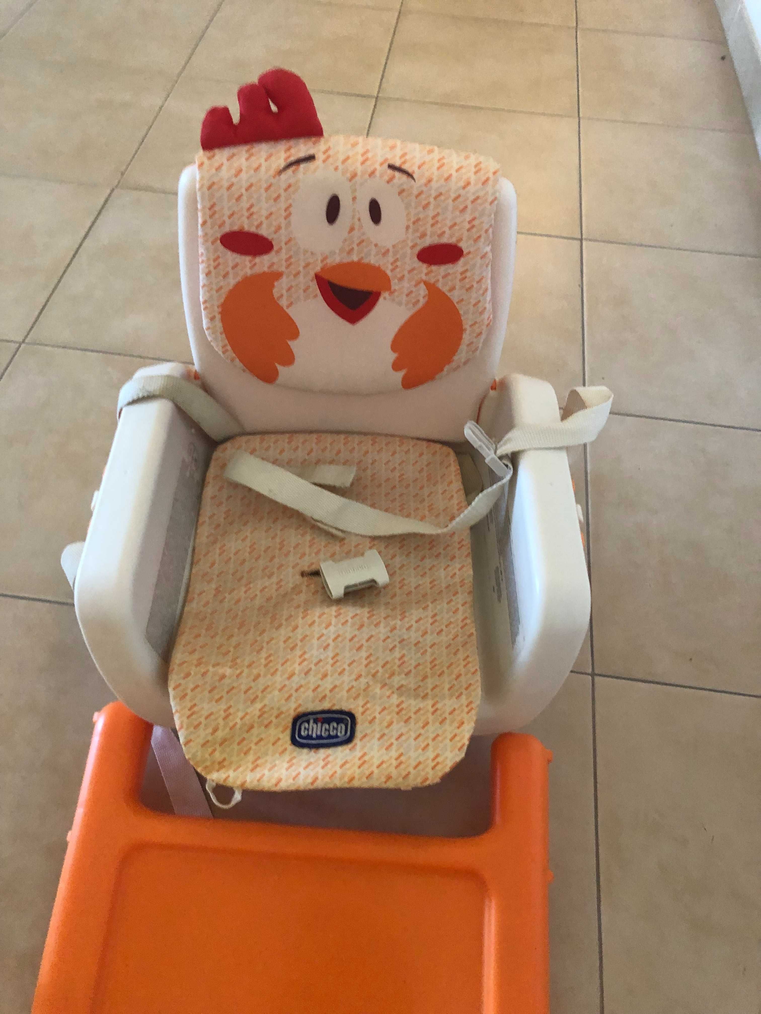 Cadeirinha (Chicco) para refeições de bebé com base de apoio.