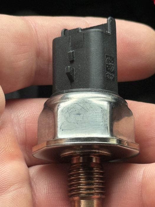 Датчик давления топлива в Common Rail рейке Peugeot Partner renault