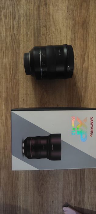Samyang 85mm f1.2  canoon mount EF. Praticamente nova.