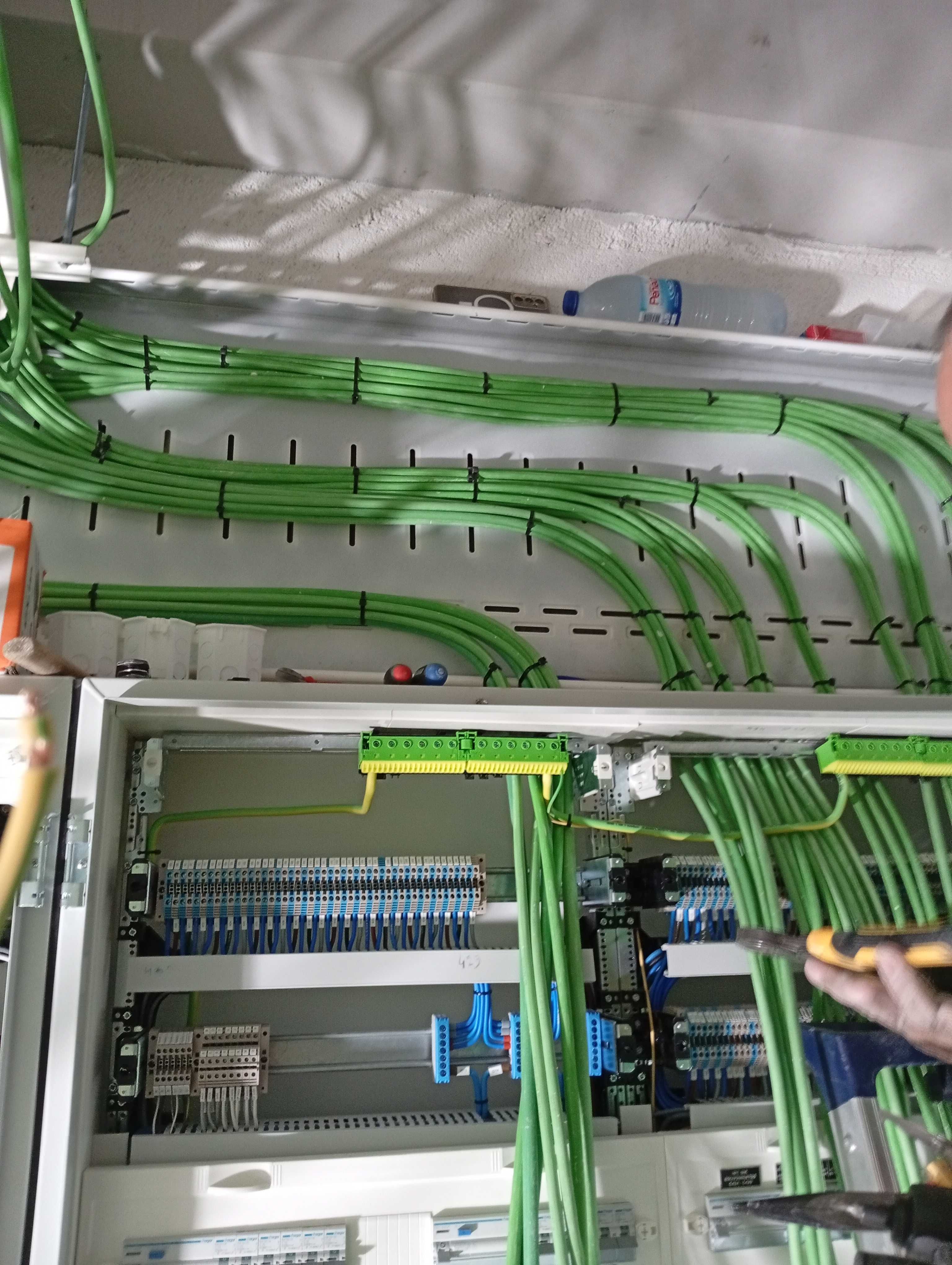 Execução de trabalhos de eletricidade e canalização
