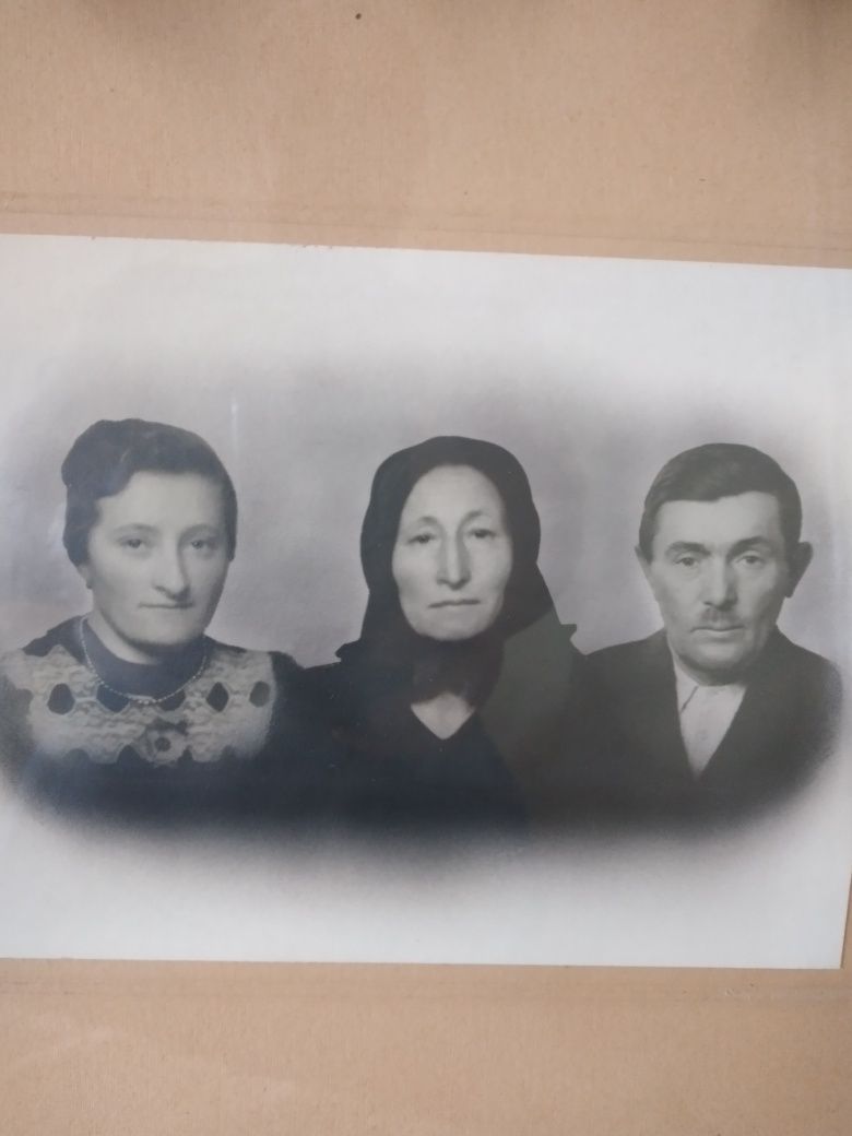 Stare przedwojenne zdjęcie w drewnianej ramie.