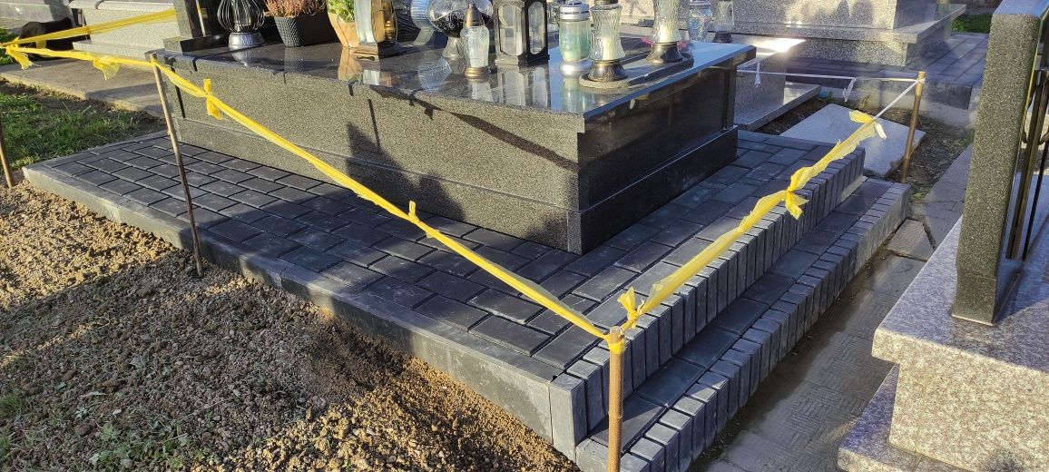 Kostka brukowa wokół nagrobka