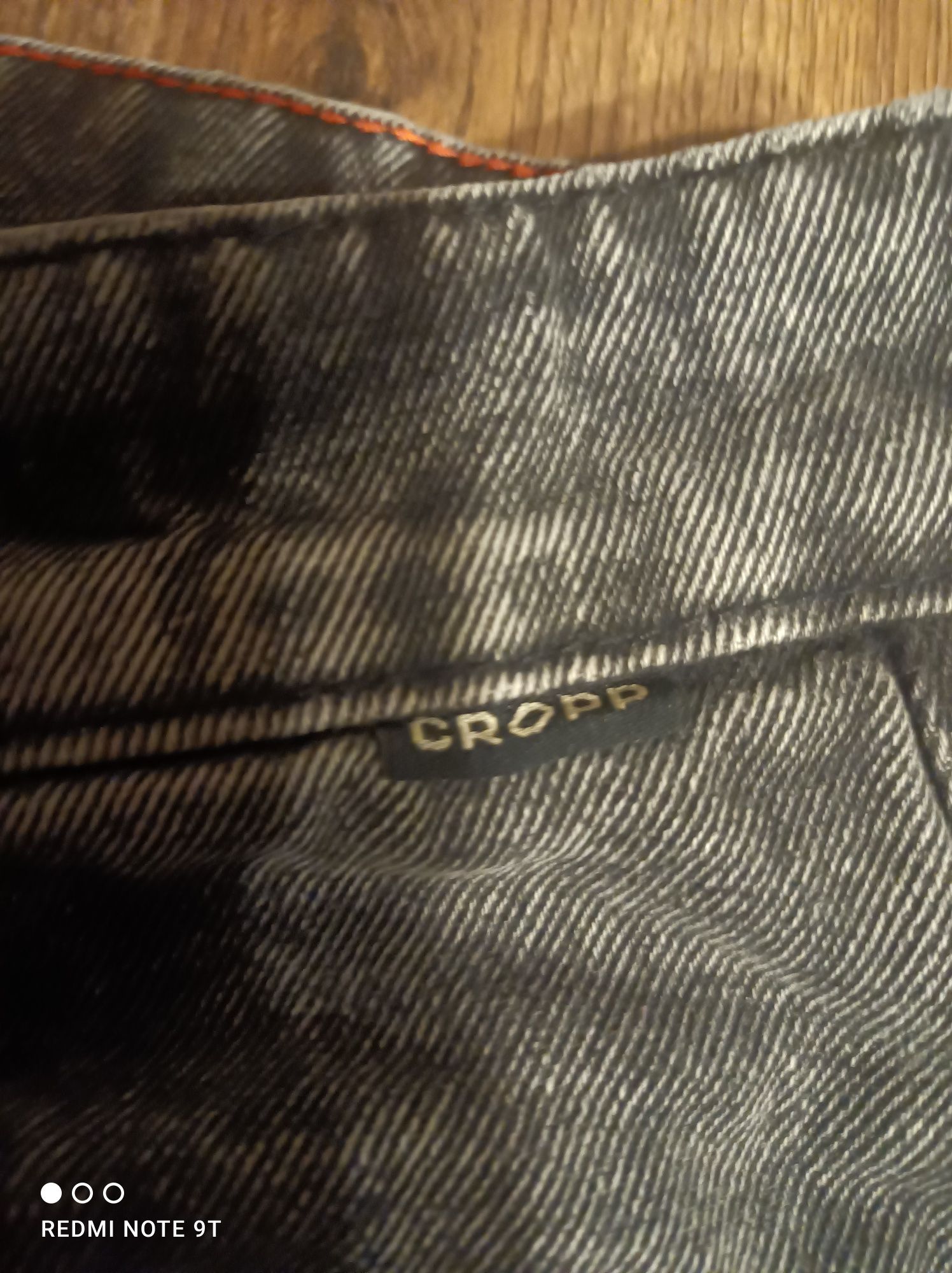 Spodnie Cropp rozmiar na metce i w opisie