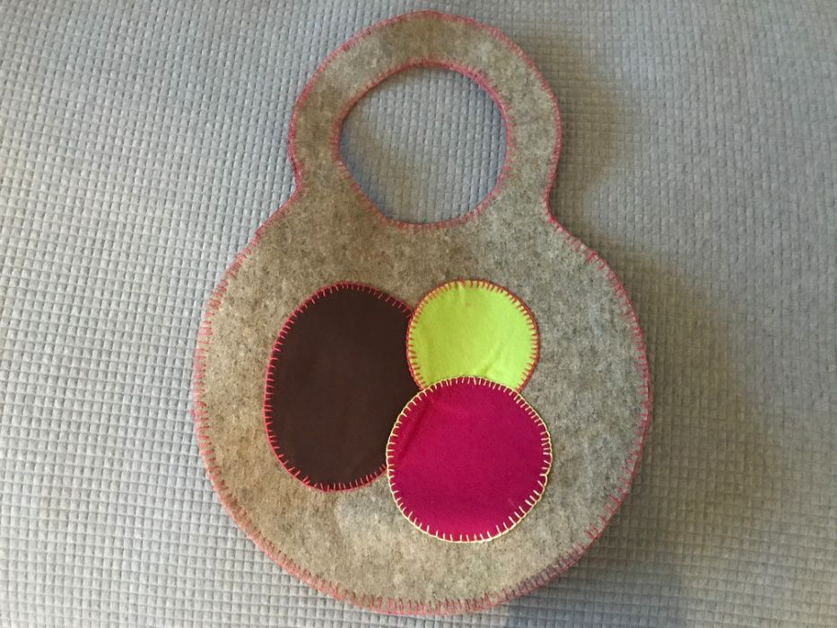 Carteira em feltro beije com aplicações