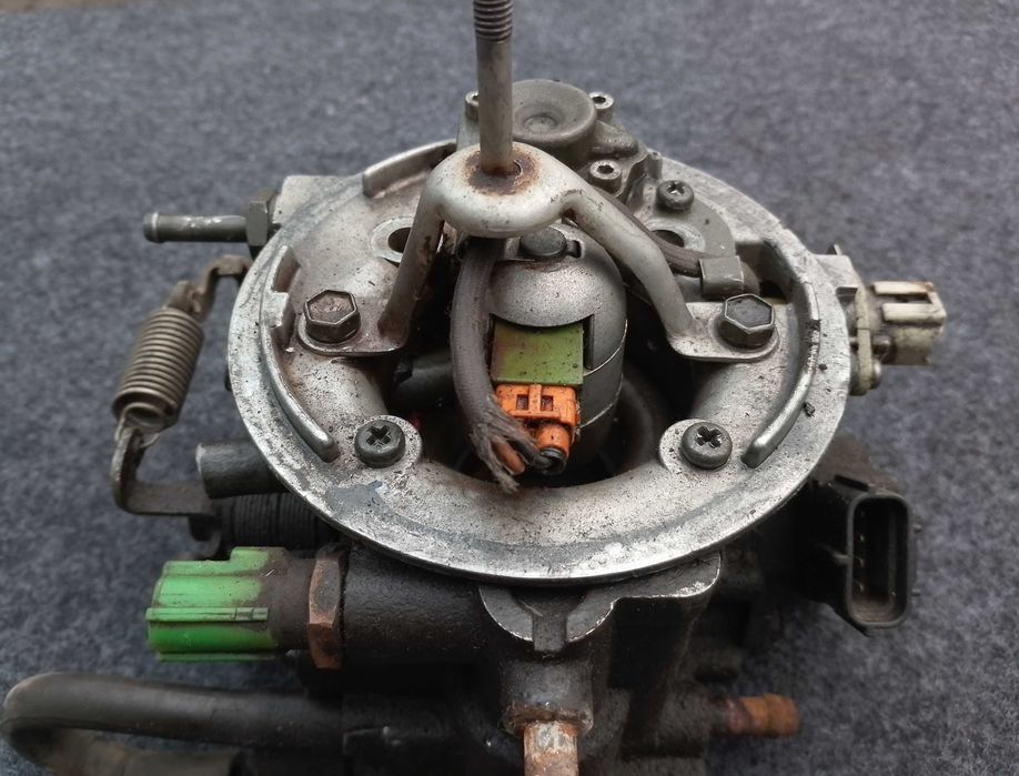 На Suzuki Swift 2, Сузукі Свіфт, моноінжектор на 1.3 двигун.