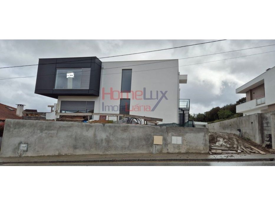 Moradia T5 em construção em Fragosela de Cima, Viseu