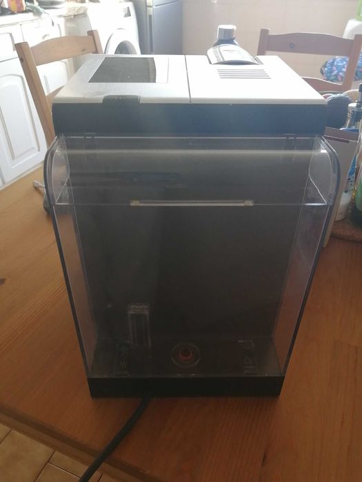 Máquina de café De'Longhi com pacotinhos de açúcar de brinde.