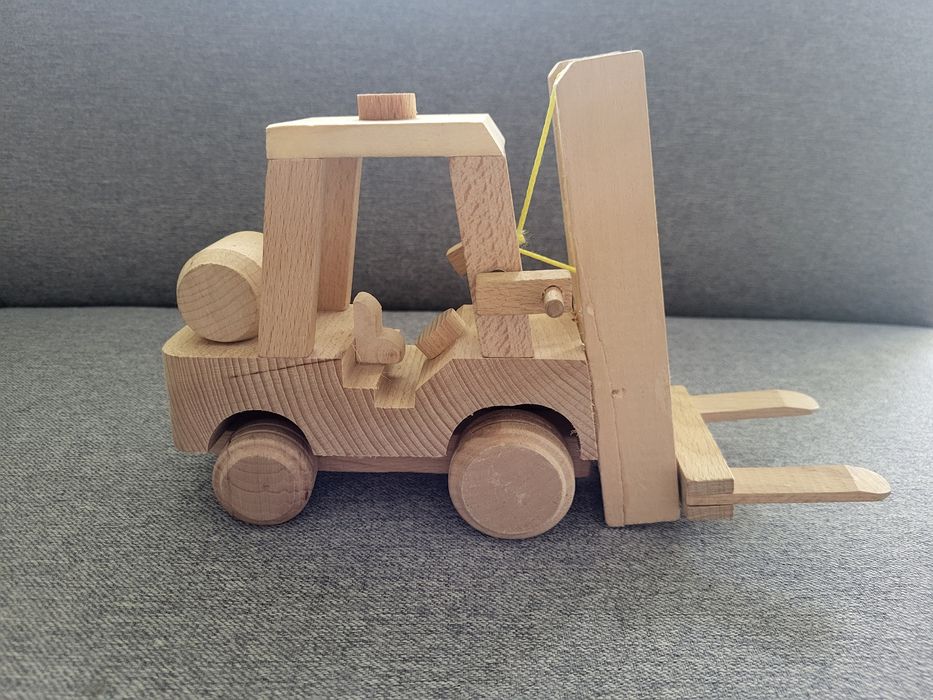 Drewniany wózek widłowy zabawka