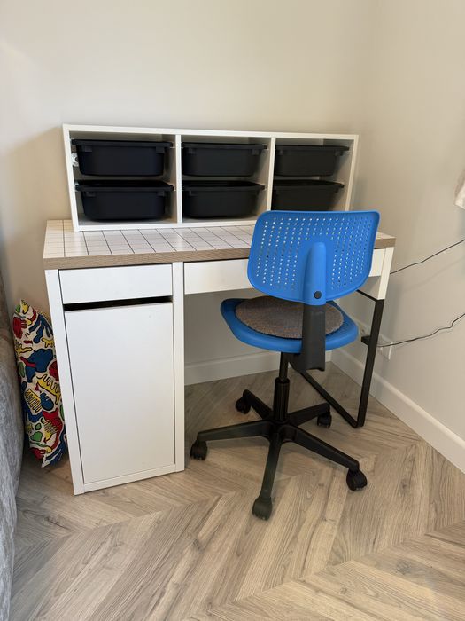 Zestaw Ikea Biurko Mickie + półka Trofast + krzesło