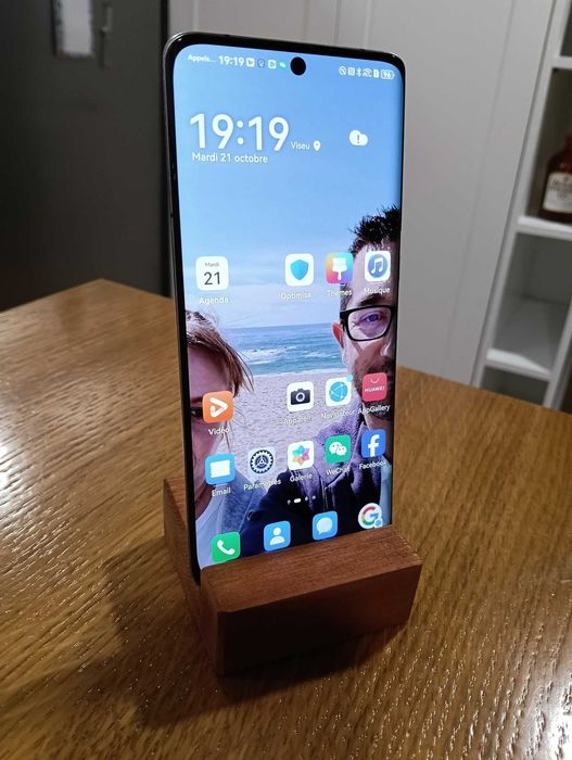 Suporte de Telemóvel em Madeira Natural (7x7cm) – Artesanal