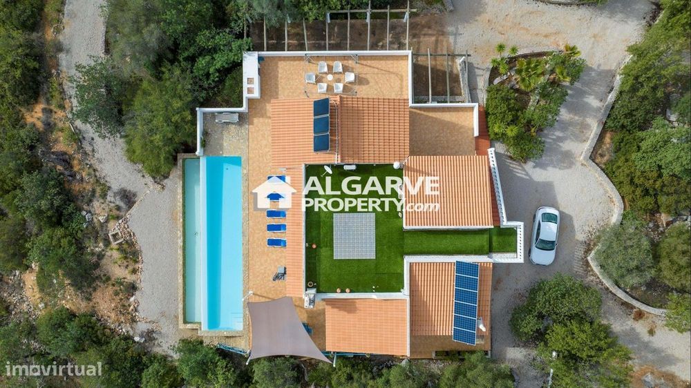 Moradia V4 em Loulé de estilo tradicional com piscina e vistas sobre a