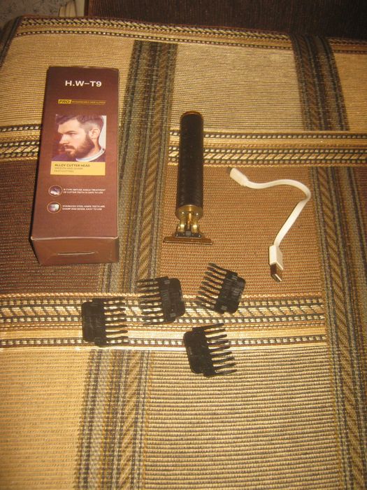 Небольшая машинка для стрижки,триммер.Перестала работать.