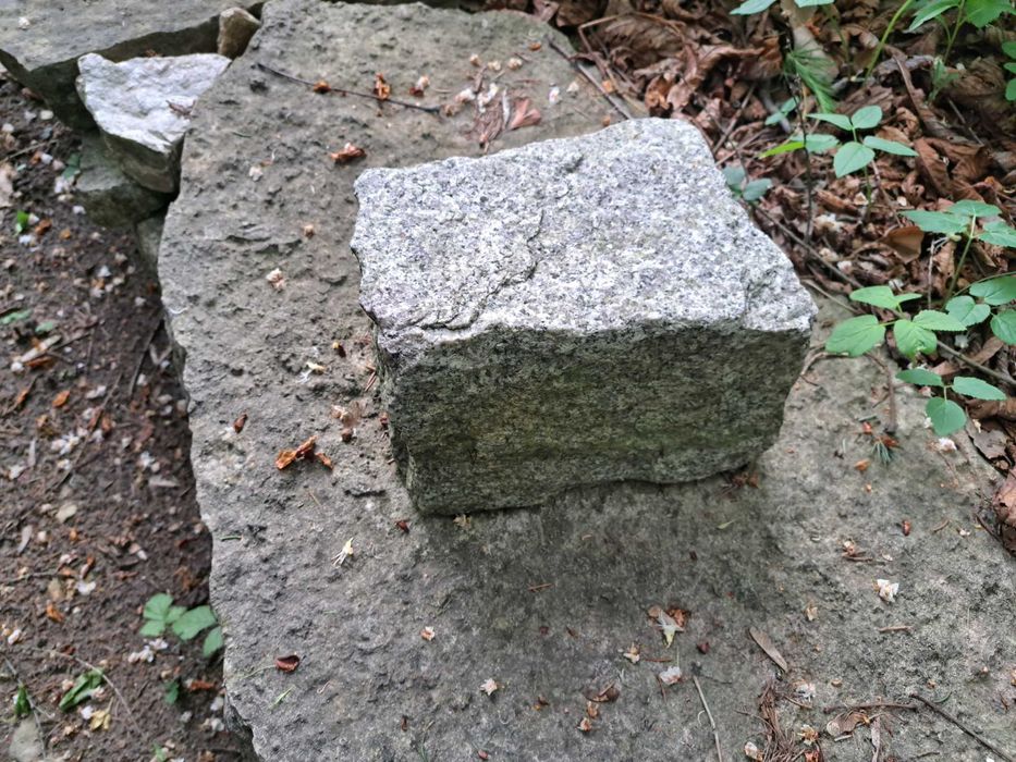 Kostka granitowa duza