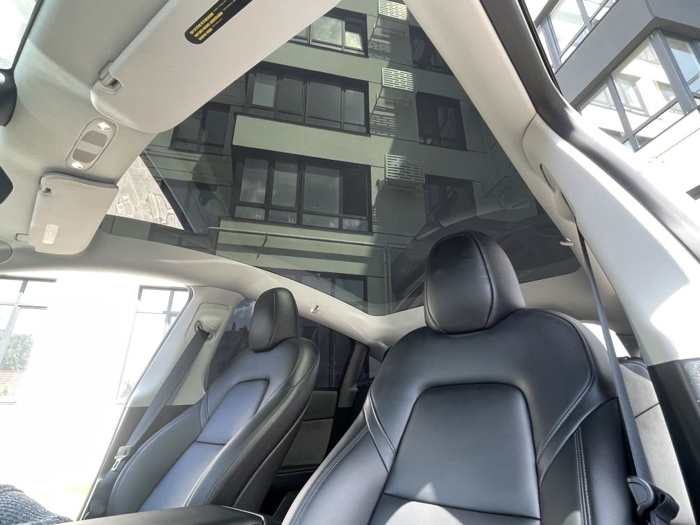 Tesla model Y 2023року