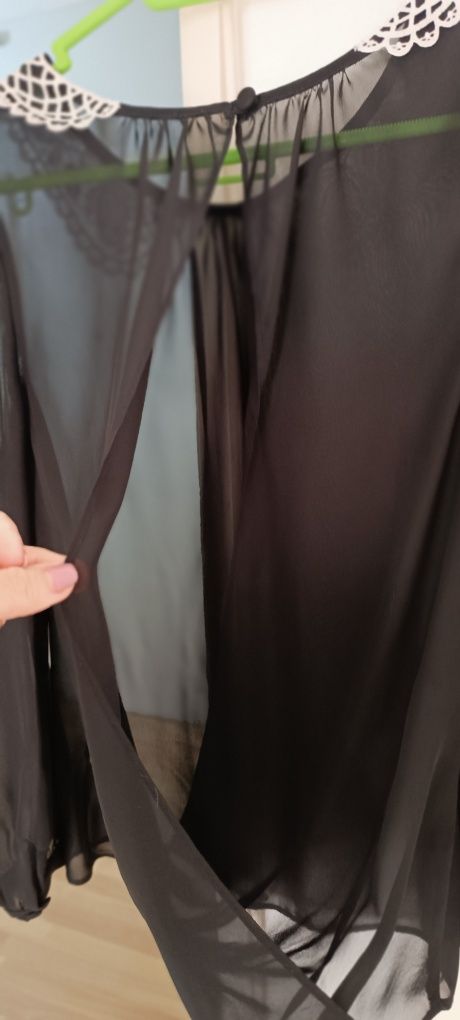 Camisa preta com gola bordada em branco. Aberta atrás. Tecido transpar