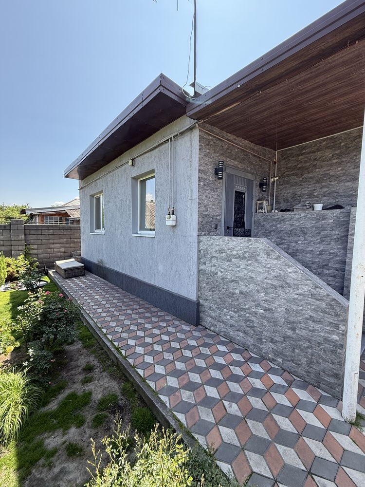 Продам дом 140 м2 в городе с участком 8 соток и гаражом 50 м2