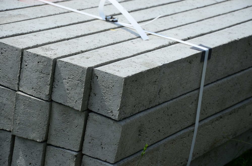 Słupki betonowe do siatki leśnej | Siatka leśna  a