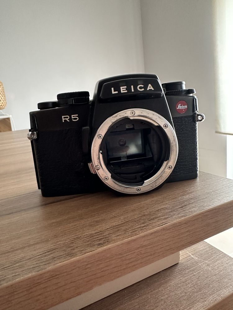 Leica R5 muito bem estimada + Lentes Elmarit R 35 mm e 135 mm