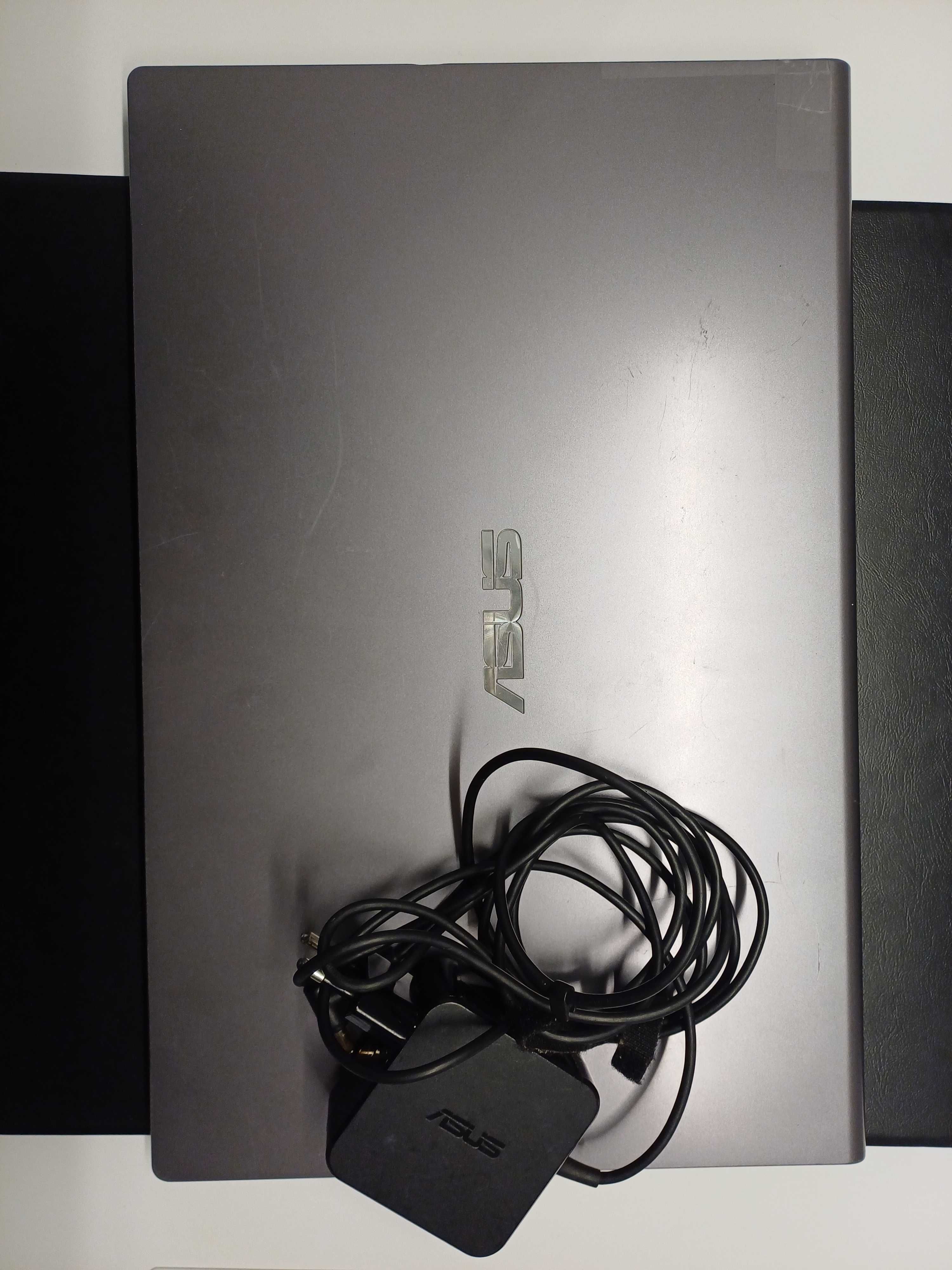 Portátil Asus F509F [Computador Funcional, Ecrã com Risco]