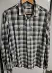 Camisa Branca e Cizenta