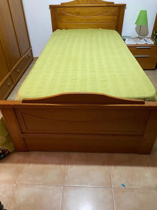 Vende-se Cama de corpo e meio com colchão  em madeira.