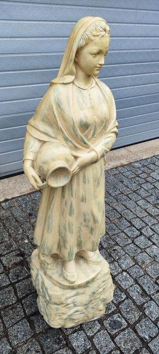 Estátua Maria da fonte