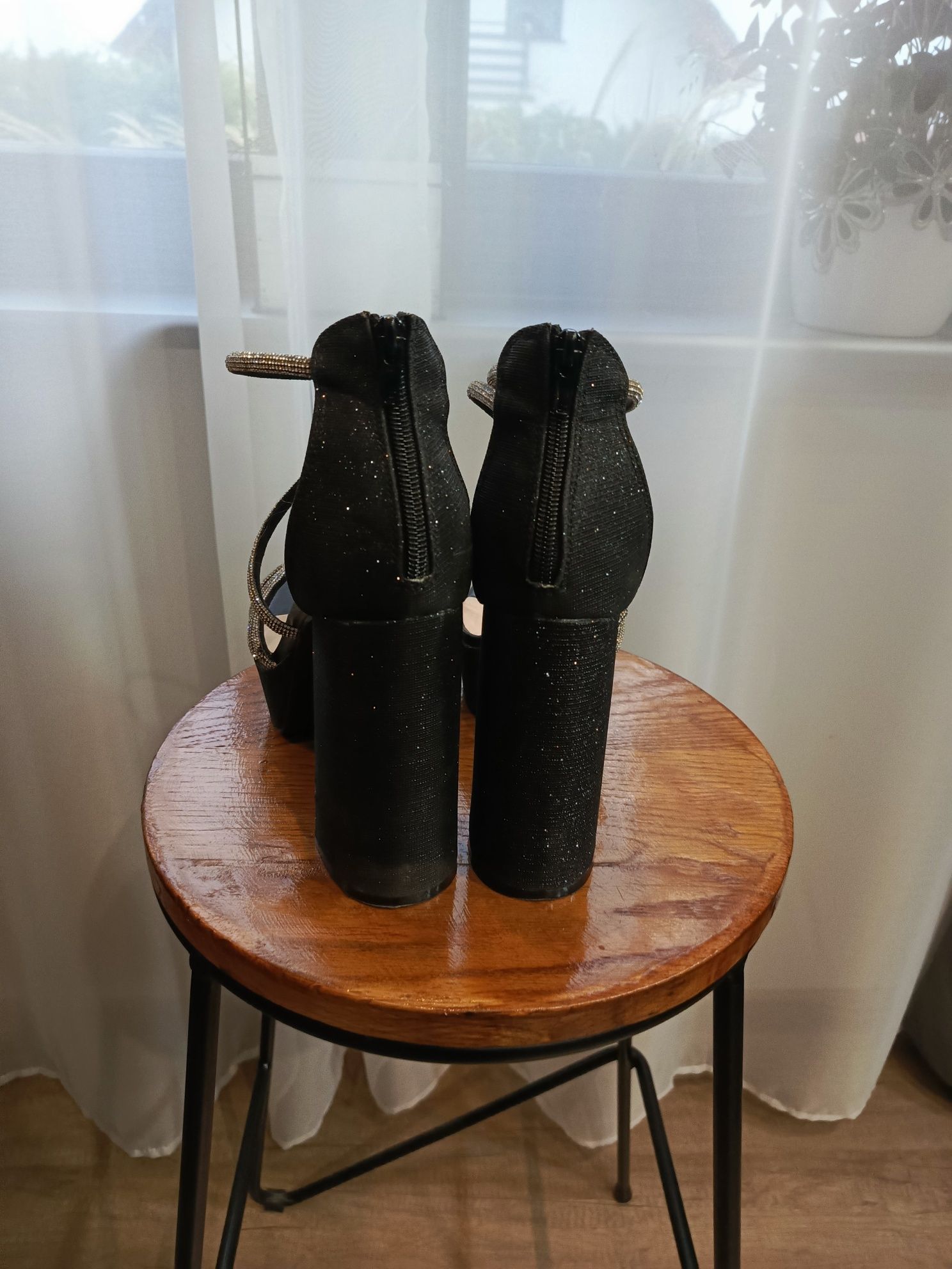 Buty na słupku sandałki