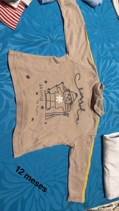 Várias camisolas de bebé