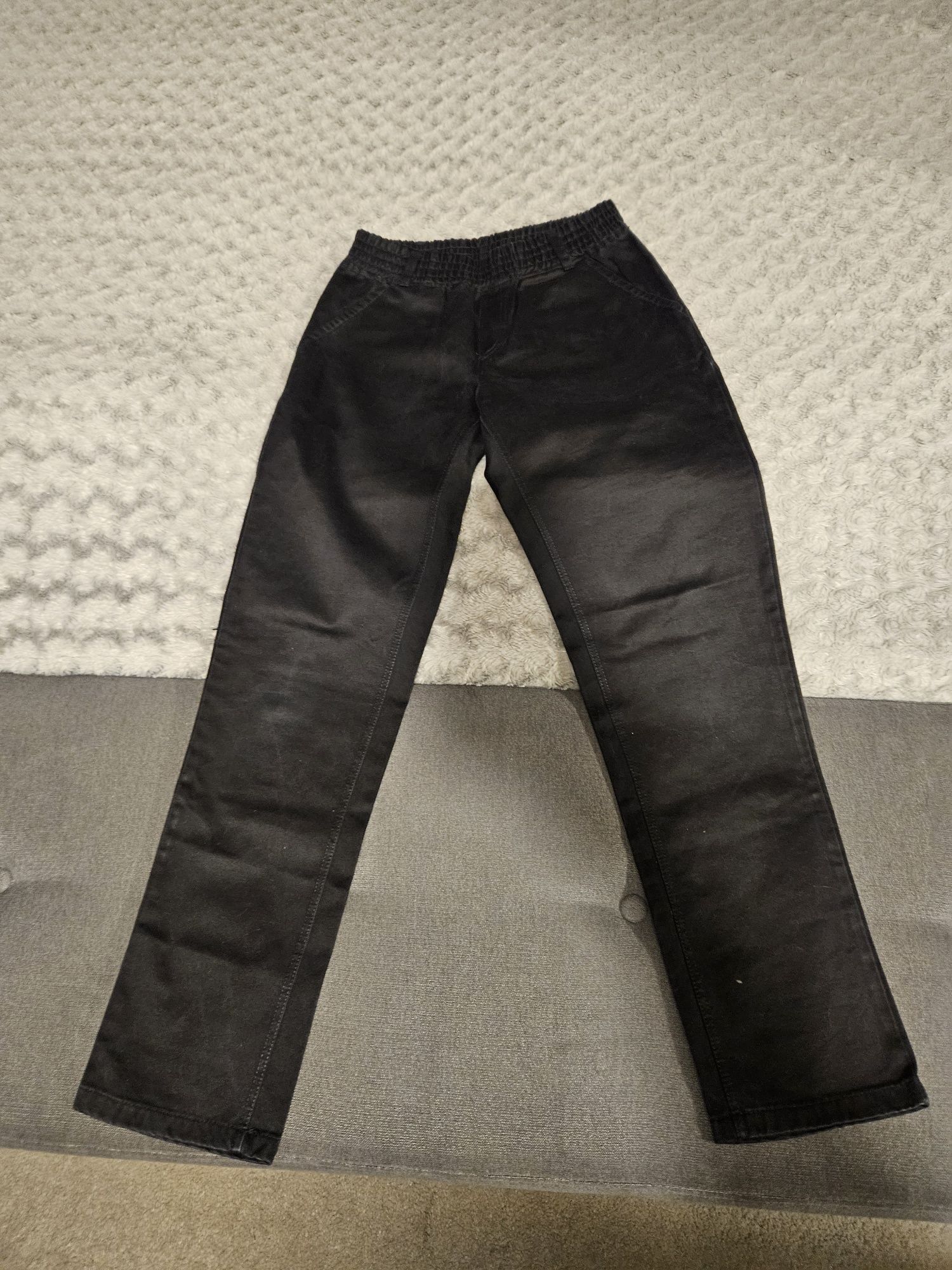 Czarne spodnie rozmiar 146