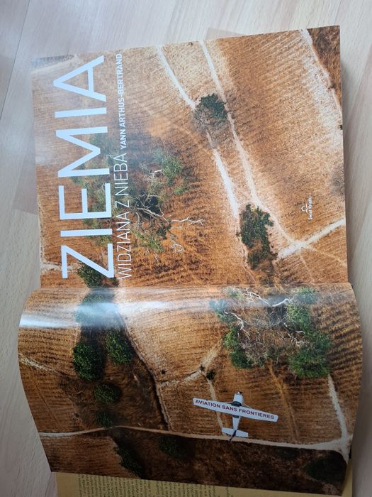 Album Bertranda Ziemia widziana z nieba.