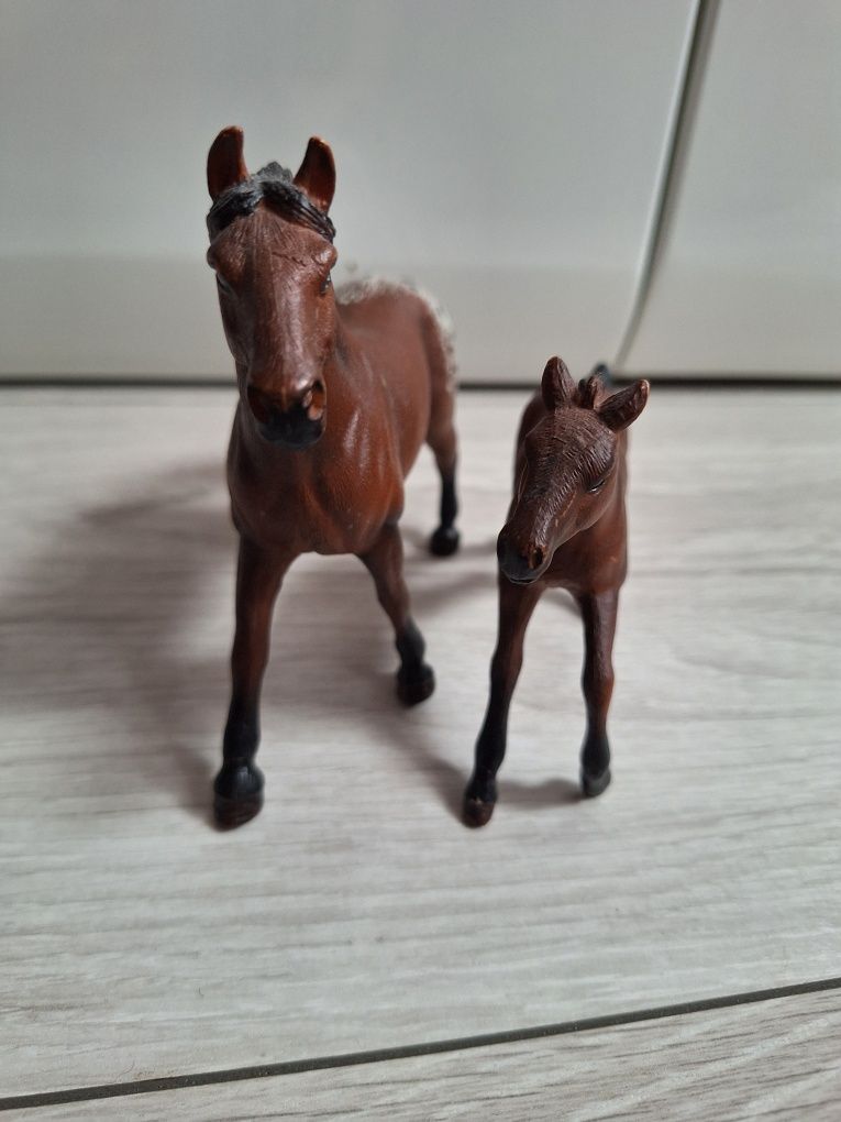 Figurki koni gniade/brązowe
