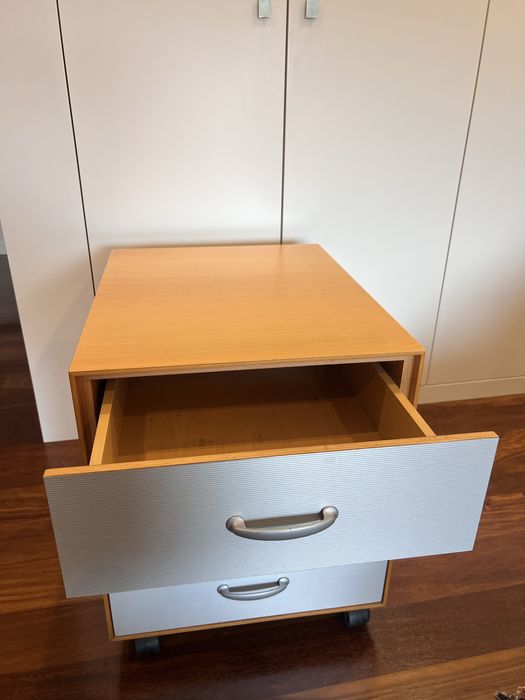 Armário com gavetas e rodas para escritório