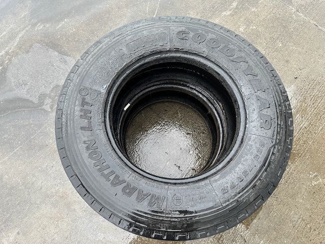 opona do niskopodwoziowej naczepy  R 17,5 KOMPLET