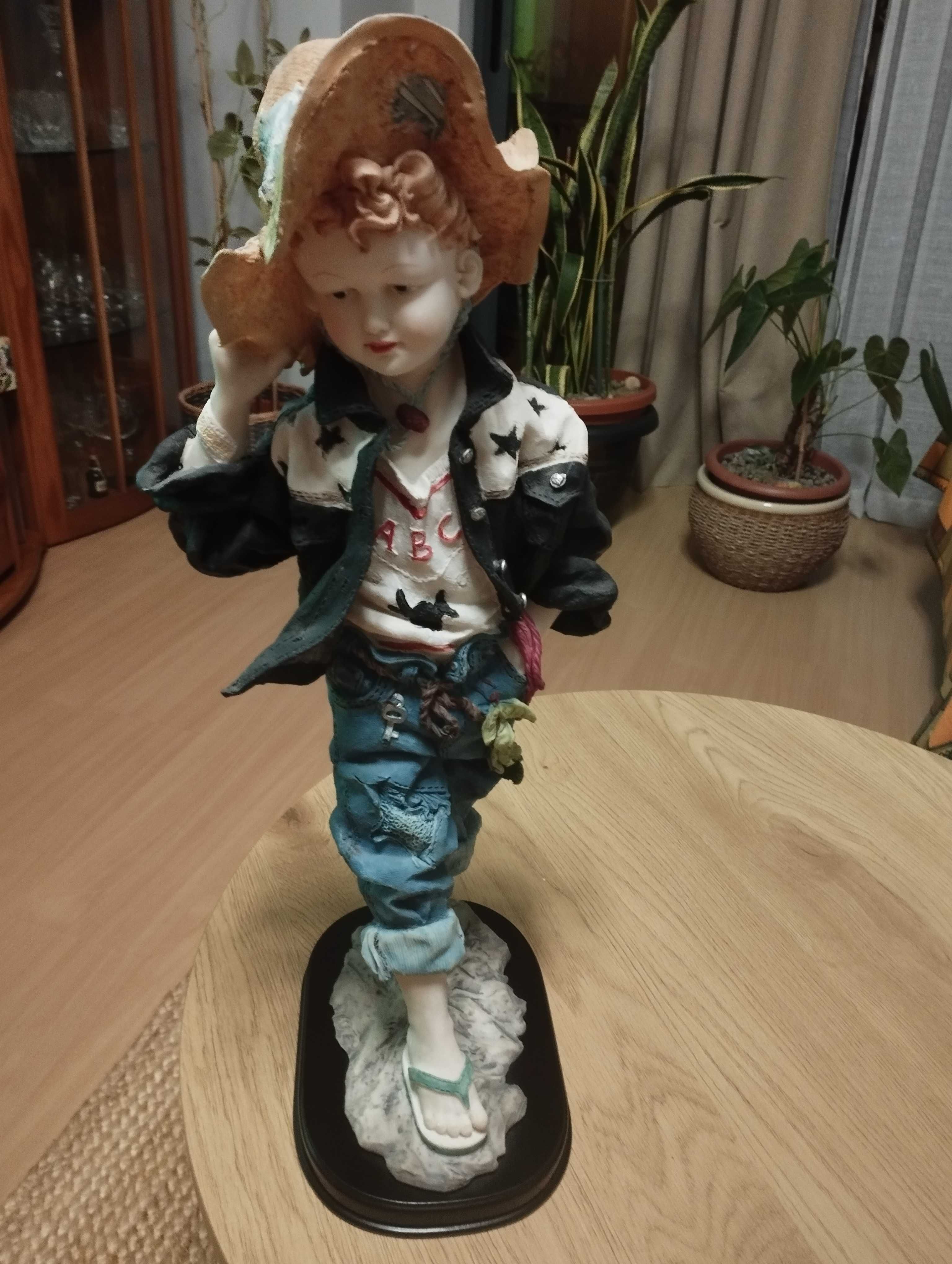 Dois bonecos com 50 cm altura.