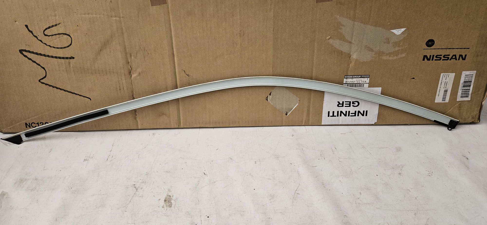 Listwa ramka łuczek drzwi przód infenity FX35 FX45 nowa oryginał 03-