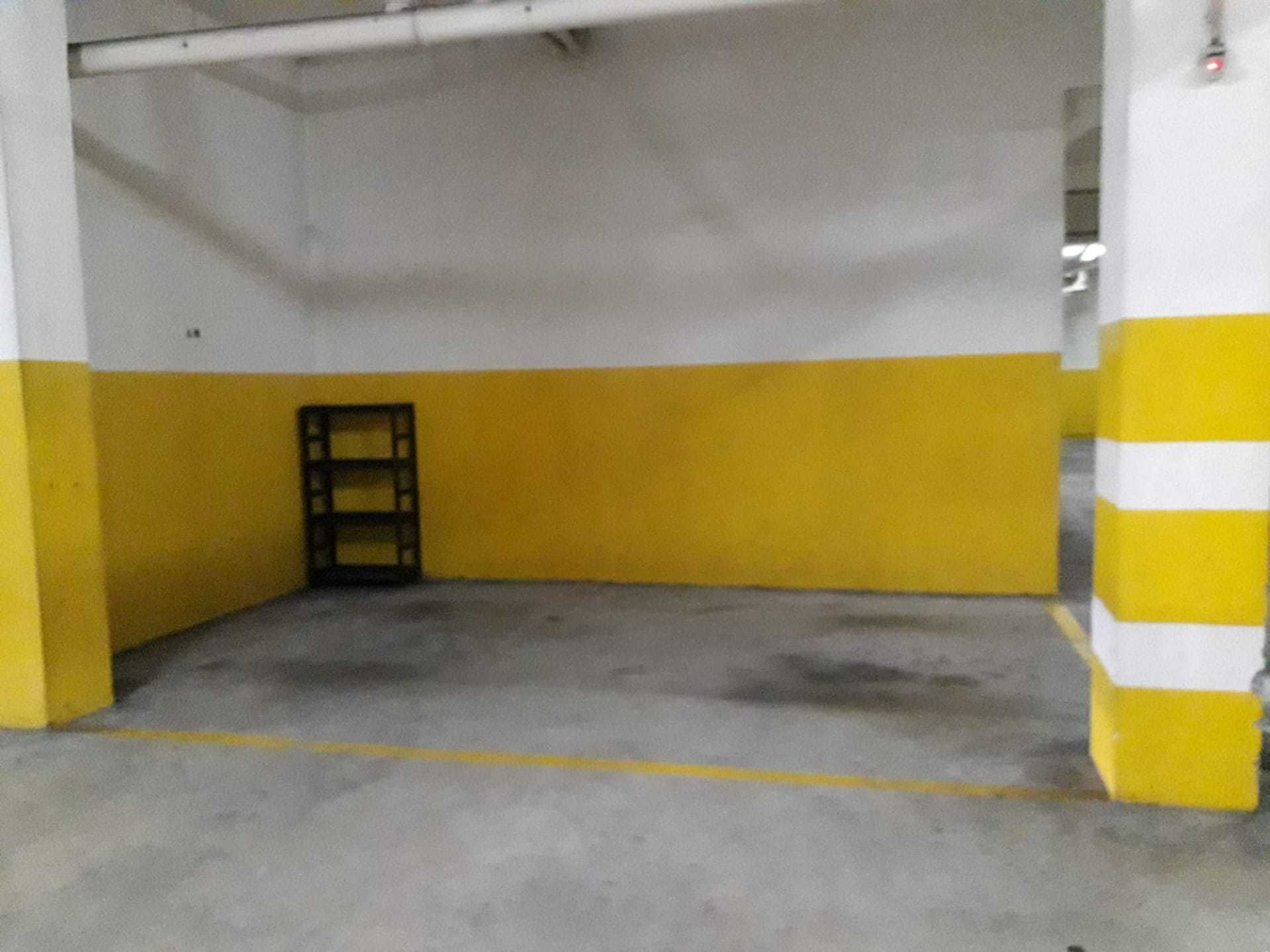 Lugar de estacionamento e arrumos frente Hospital S. João