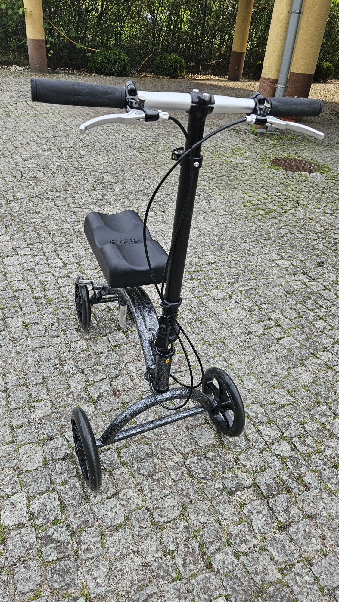 Hulajnoga rehabilitacyjna, jeździk po zerwanym ścięgnie achillesa